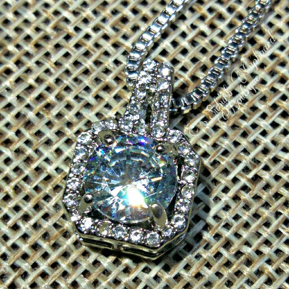 ✨ Dainty QZ Pendant Silver plated necklace - Picture 1 of 3